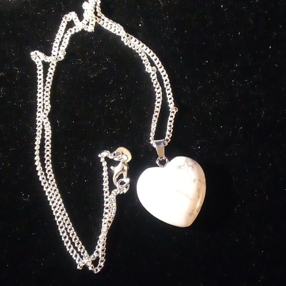 Jewelry - 💝2/$20💝 NIP - Natural White Howlite Heart Shape Stone Pendant Necklace